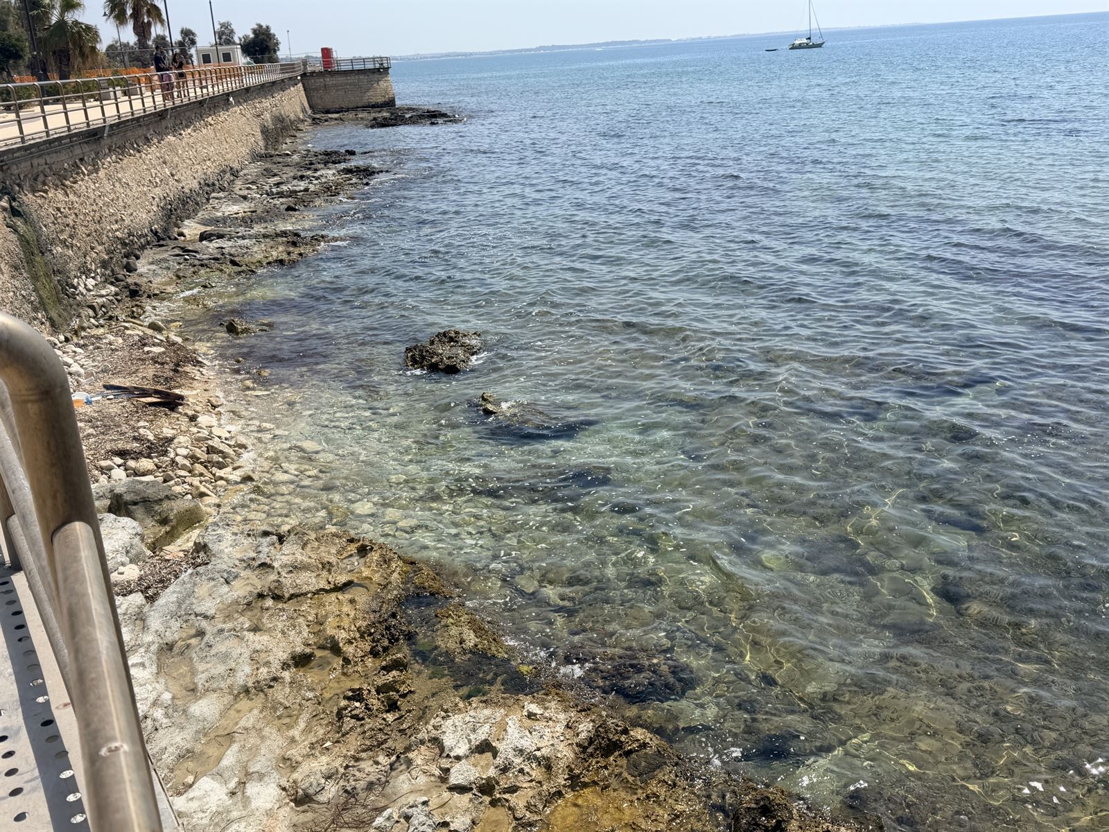 Il mare limpido di Pozzallo lungo la passeggiata